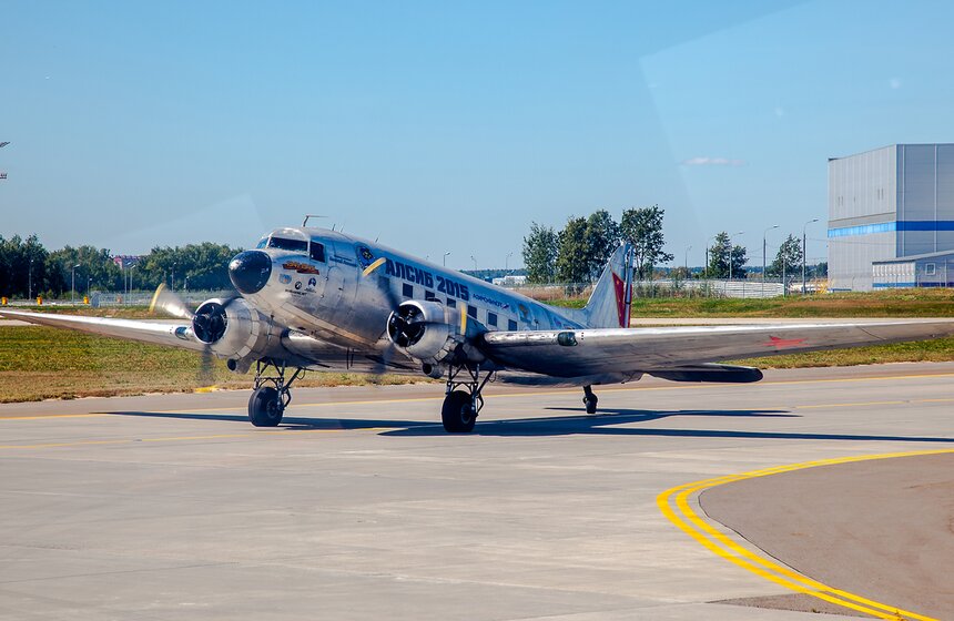 На МАКС прилетели легендарные американские самолеты Douglas 13 фото