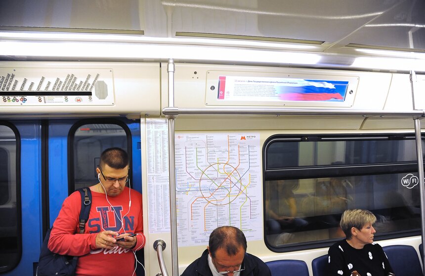 Ко Дню флага в метро запустили тематический поезд 19 фото