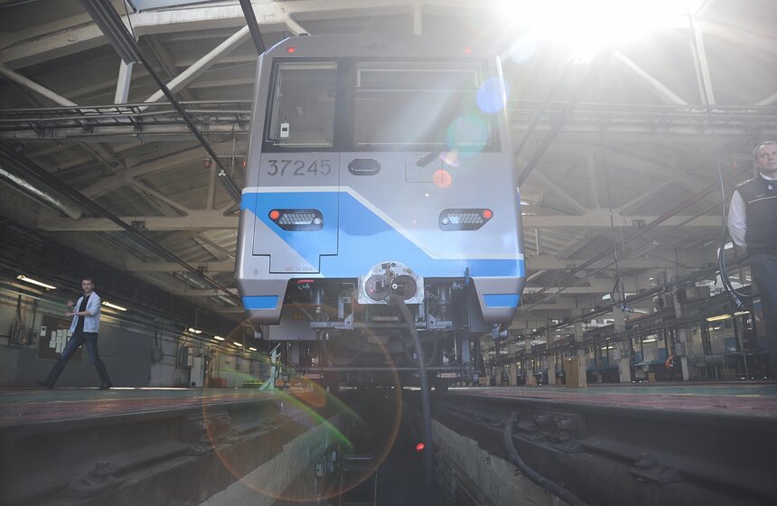 Ко Дню флага в метро запустили тематический поезд 5 фото