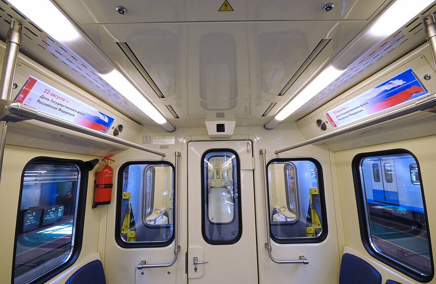 Ко Дню флага в метро запустили тематический поезд 8 фото