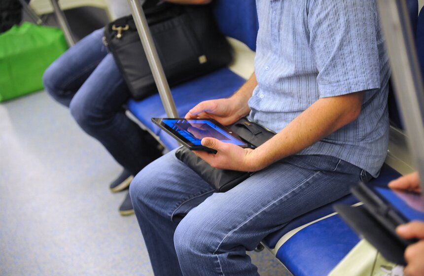 Ко Дню флага в метро запустили тематический поезд 18 фото