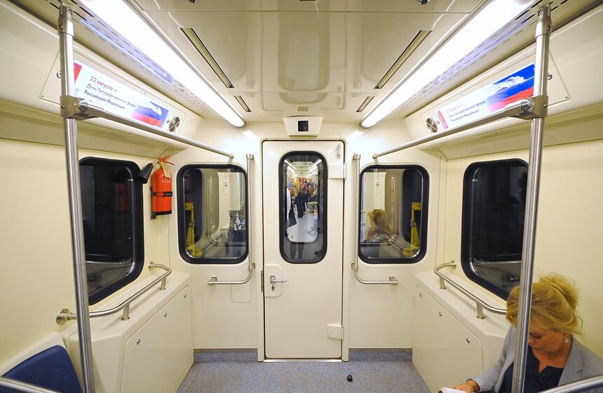 Ко Дню флага в метро запустили тематический поезд 17 фото