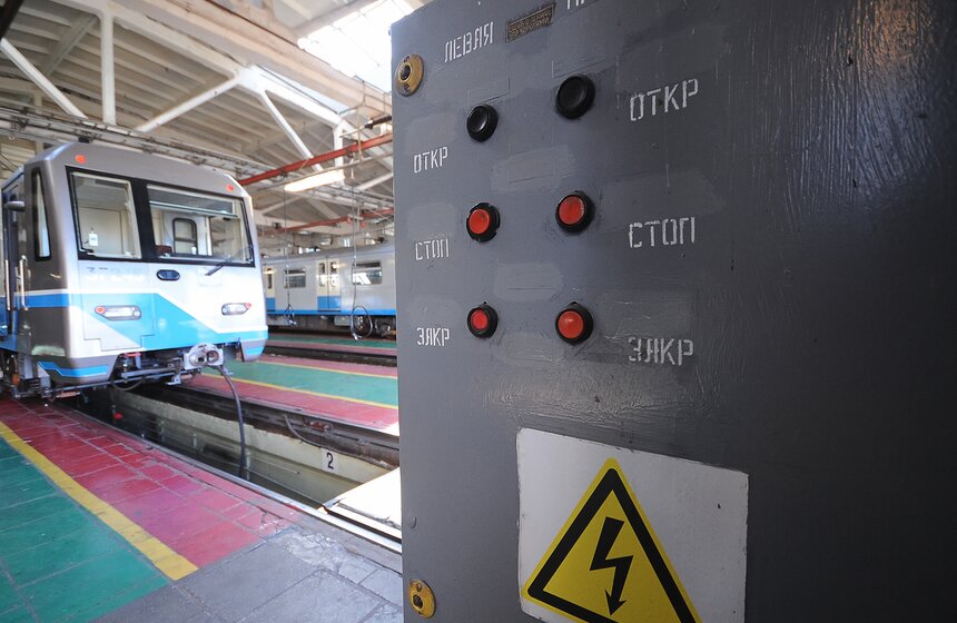 Ко Дню флага в метро запустили тематический поезд 11 фото