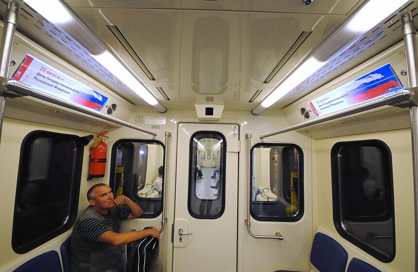Ко Дню флага в метро запустили тематический поезд 15 фото