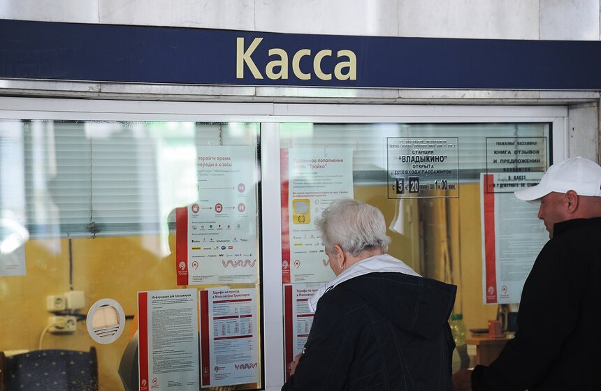 Ко Дню флага в метро запустили тематический поезд 1 фото