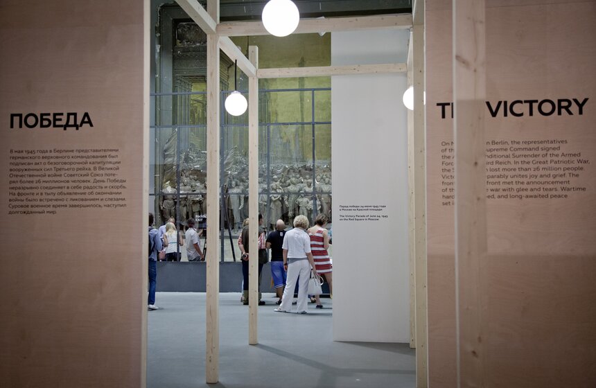 Горельеф Евгения Вучетича начали реставрировать 13 фото