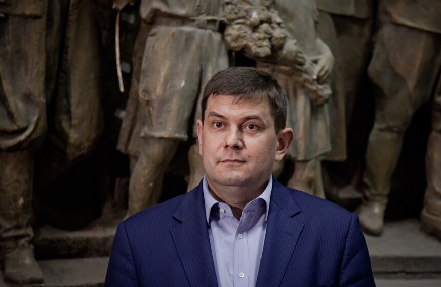 Горельеф Евгения Вучетича начали реставрировать 10 фото