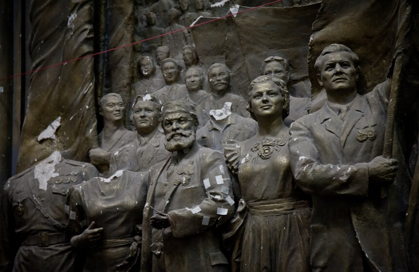 Горельеф Евгения Вучетича начали реставрировать 5 фото