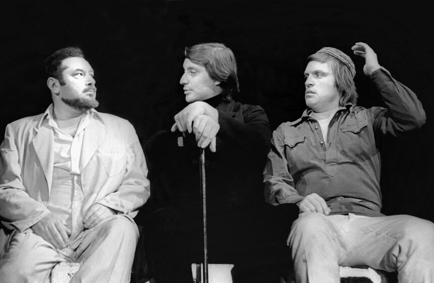 Актеры Сабинин А., Смехов В., Лебедев М. в сцене из спектакля "Мастер и Маргарита", 1977 год. Фото: ТАСС/ Виктор Великжанин