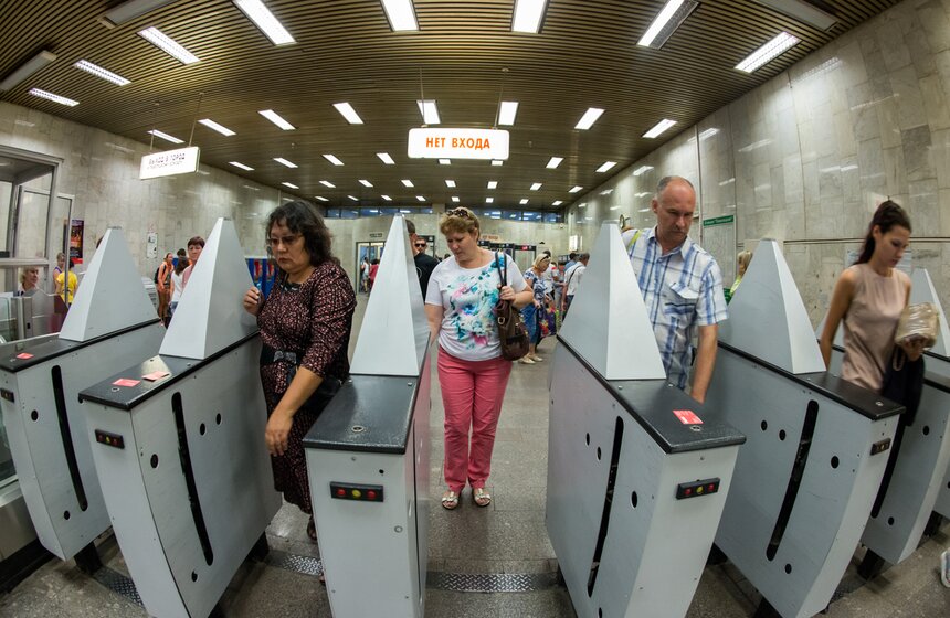 В столице прошел рейд по выявлению безбилетников в метро 3 фото