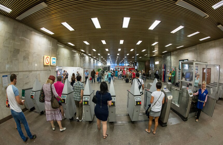 В столице прошел рейд по выявлению безбилетников в метро 10 фото