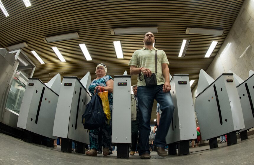 В столице прошел рейд по выявлению безбилетников в метро 2 фото