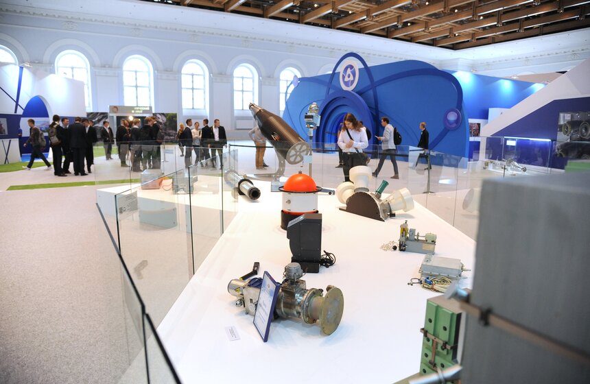 "Цепная реакция успеха": в Манеже выставили Царь-бомбу 23 фото