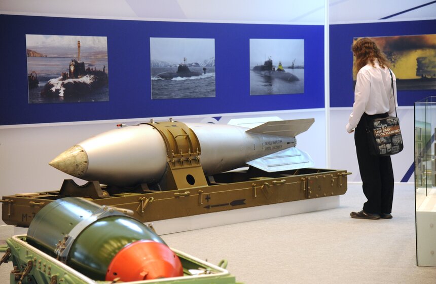 "Цепная реакция успеха": в Манеже выставили Царь-бомбу 21 фото