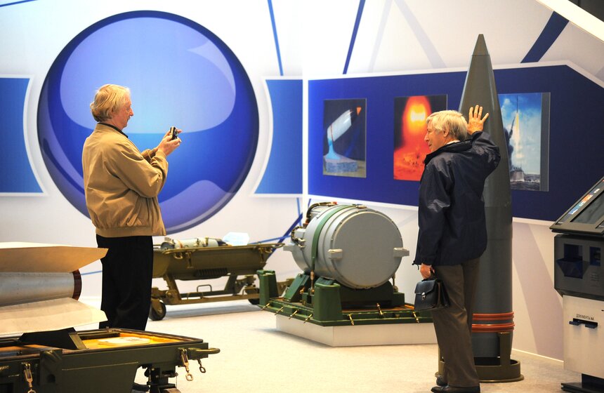 "Цепная реакция успеха": в Манеже выставили Царь-бомбу 25 фото