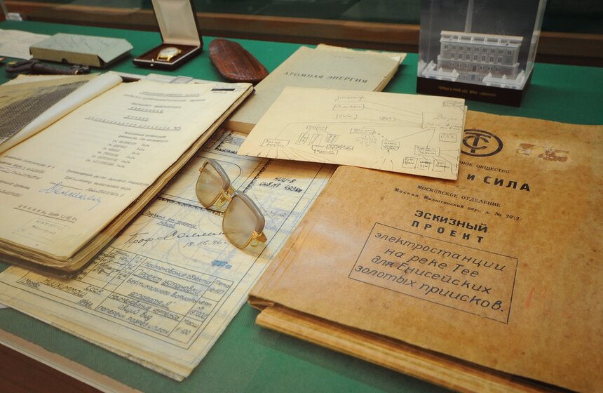 "Цепная реакция успеха": в Манеже выставили Царь-бомбу 9 фото