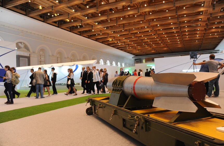 "Цепная реакция успеха": в Манеже выставили Царь-бомбу 8 фото