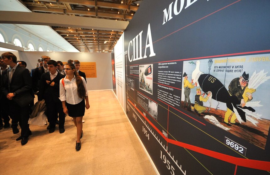 "Цепная реакция успеха": в Манеже выставили Царь-бомбу 3 фото