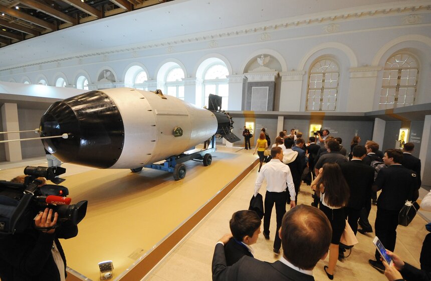 "Цепная реакция успеха": в Манеже выставили Царь-бомбу 4 фото