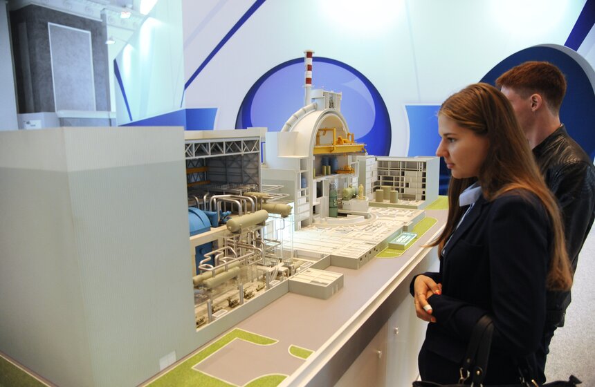 "Цепная реакция успеха": в Манеже выставили Царь-бомбу 17 фото