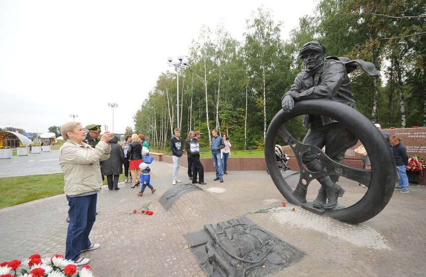 Возле метро "Тропарево" появился памятник водителям-героям 32 фото