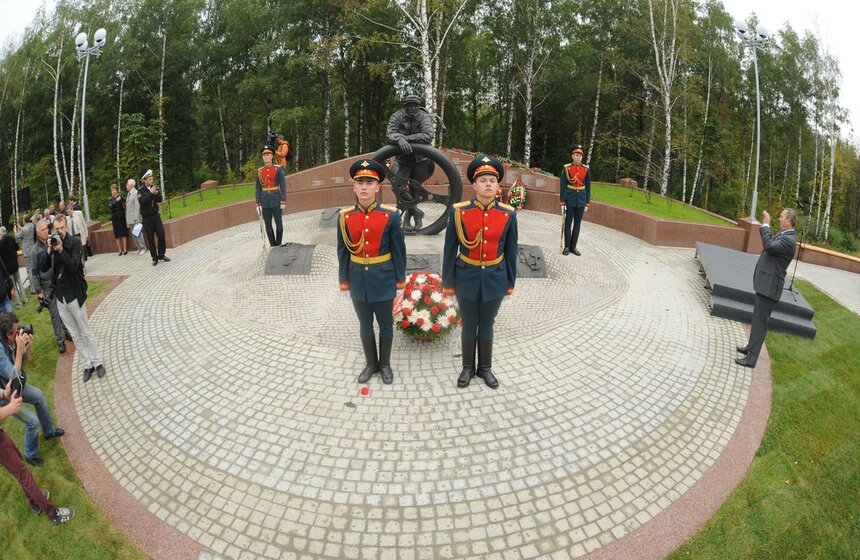 Возле метро "Тропарево" появился памятник водителям-героям 27 фото