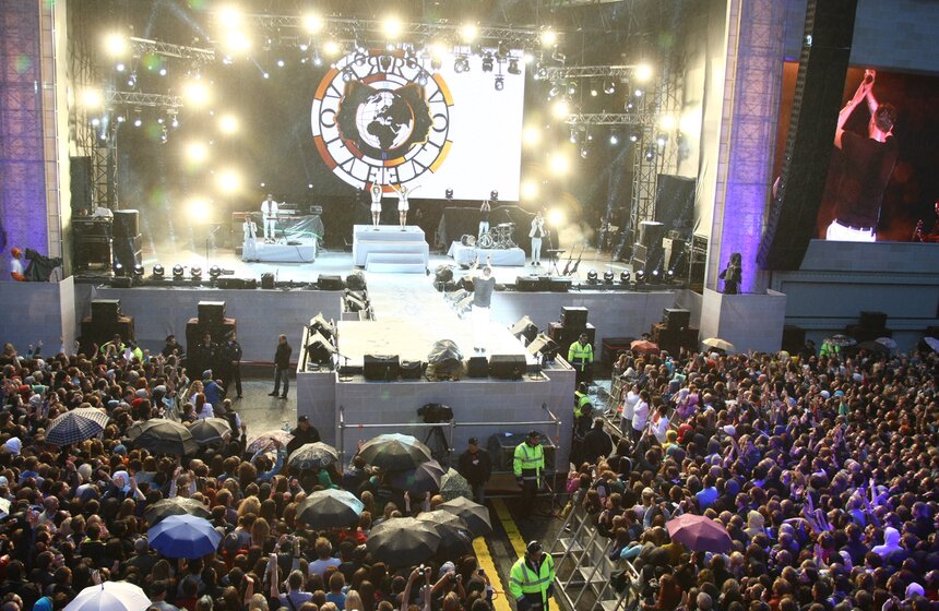 Aerosmith, Ньюмен и Гагарина выступили на Лубянской площади 16 фото