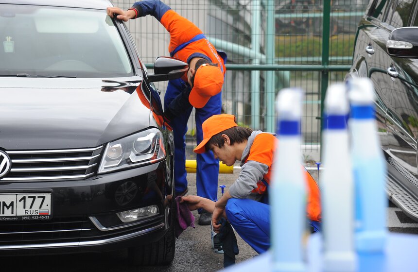 Клиентам перехватывающей парковки бесплатно помыли машины 13 фото