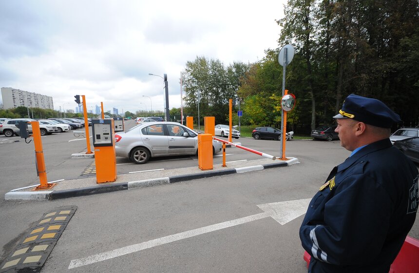 Клиентам перехватывающей парковки бесплатно помыли машины 17 фото