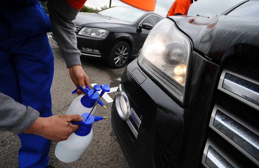 Клиентам перехватывающей парковки бесплатно помыли машины 4 фото
