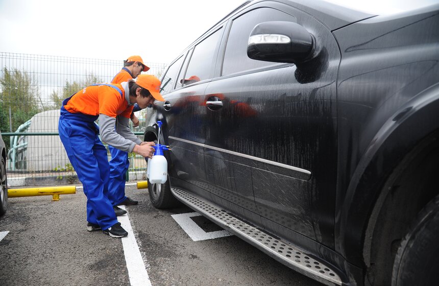 Клиентам перехватывающей парковки бесплатно помыли машины 3 фото