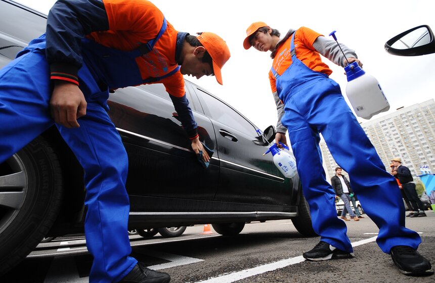 Клиентам перехватывающей парковки бесплатно помыли машины 2 фото