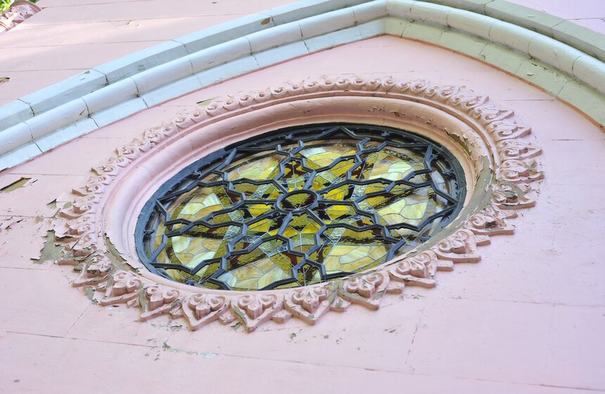 Другой предмет паломничества - это часовня Эрлангеров. Максимилиан Эрлангер привез в Россию первую паровую мельницу и построил в Сокольниках хлебокомбинат. Его усыпальница построена по проекту знаменитого архитектора Федора Шехтеля, а внутри — фреска художника Петрова-Водкина. Увидеть ее, кстати, нельзя - двери в часовню закрыты. Зато посетители оставляют свои послания прямо на стенах: там можно встретить пожелание удачи и просьбы избавить от зависимостей