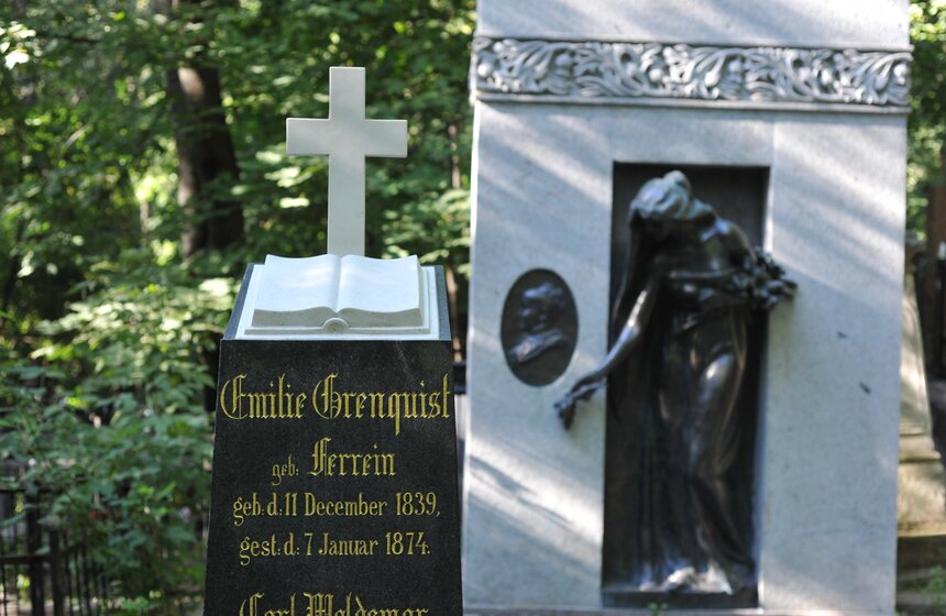 Мавзолей семьи Карла Феррейна - основателя фирмы "Феррейн", магистра фармации с 1869 года, тайного советника и купца первой гильдии