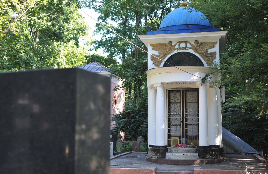 Другой предмет паломничества - это часовня Эрлангеров. Максимилиан Эрлангер привез в Россию первую паровую мельницу и построил в Сокольниках хлебокомбинат. Его усыпальница построена по проекту знаменитого архитектора Федора Шехтеля, а внутри — фреска художника Петрова-Водкина. Увидеть ее, кстати, нельзя - двери в часовню закрыты. Зато посетители оставляют свои послания прямо на стенах: там можно встретить пожелание удачи и просьбы избавить от зависимостей