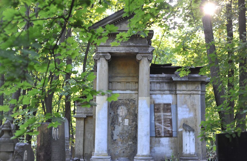 В глубине кладбища есть мавзолей мануфактурщика Людвига Кноппа, он выполнен в виде полуразрушенного античного портика. Однажды один посетитель залез внутрь и якобы наткнулся там на мертвую руку, торчащую из-под земли. С тех пор склеп называют "Вампирка", он популярен среди готов. Кстати, вплоть до 1940-х там была статуя Христа. Считалось, что вода. которая стекает с его руки, целебная, поэтому сюда приходили паломники