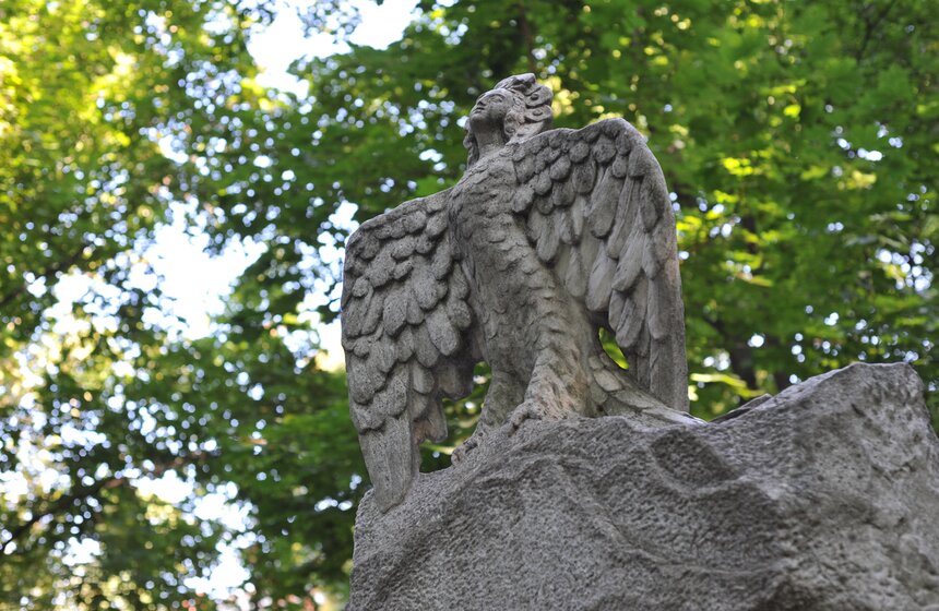 На Введенском кладбище похоронен известный писатель Михаил Пришвин. Его надгробие работы скульптора Сергея Коненкова - птица Сирин, сидящая на камне