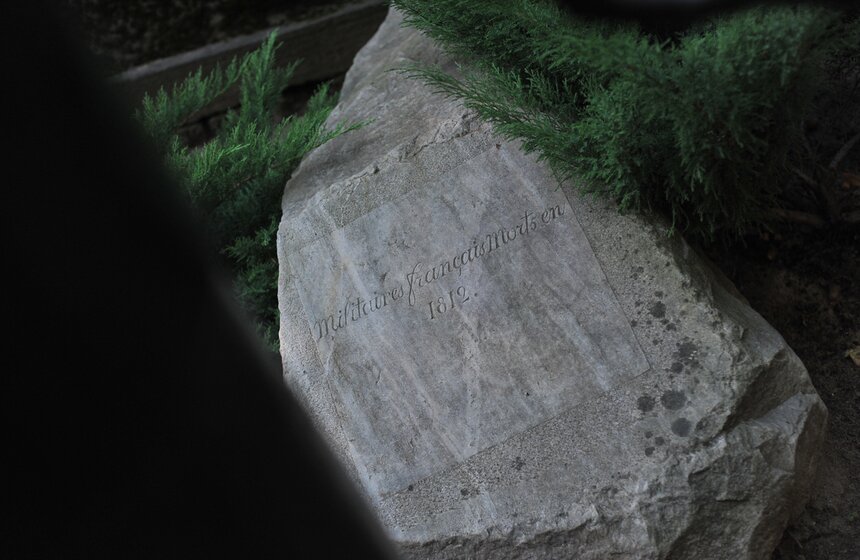 Если пройти по центральной аллее кладбища мимо часовни Эрлангеров, то можно увидеть указать "Нормандия-Неман". Сворачиваем по нему направо и видим стелу, окруженную вкопанными в землю пушками. Это братская могила солдат Наполеона. Земля юридически считается французской. Иногда сюда приезжает посол Франции и возлагает цветы