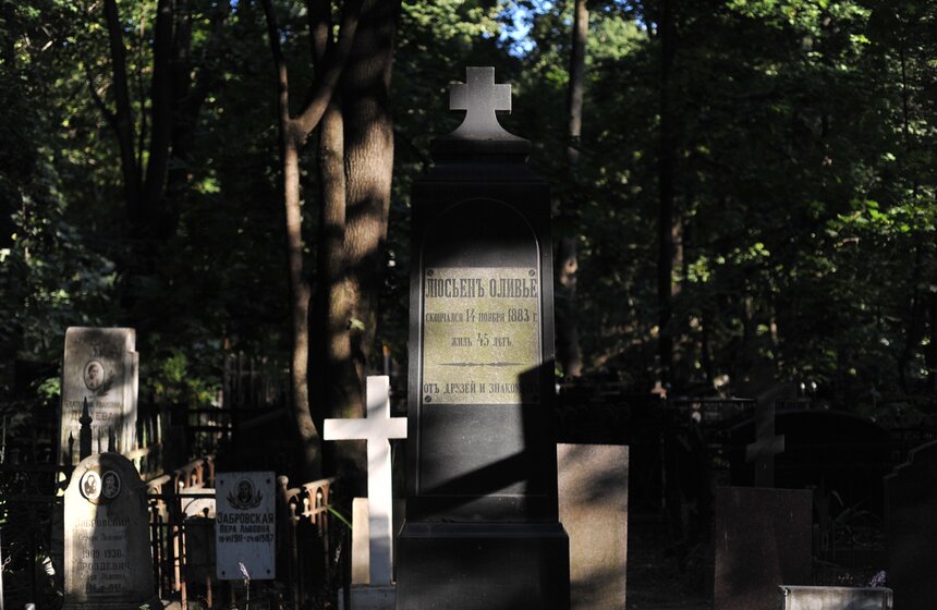 До недавних пор о том, что на Введенском кладбище похоронен Люсьен Оливье - хозяин знаменитого ресторана "Эрмитаж" и автор салата - никто не знал. Его надгробие случайно нашли в ходе ревизии могил в 2008 году. Сейчас оно отреставрировано и к нему даже ведет указатель