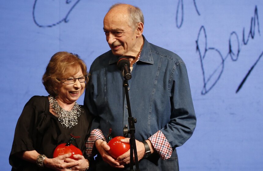 Актеры Лия Ахеджакова и Валентин Гафт, получивщие премию "Творческое открытие" за игру в спектакле "Игра в Джин" в постановке Г.Волчек в театре "Современник", на церемонии награждения в театре "Ленком". Фото: ТАСС/ Михаил Джапаридзе