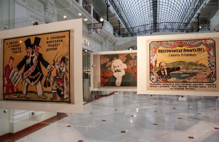 Выставка советских агитплакатов проходит в Петровском пассаже 3 фото
