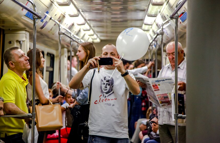 В метро запустили поезд со стихами Сергея Есенина 13 фото