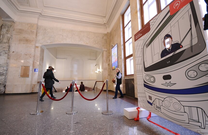 На "Парке Культуры" появились тантамарески работников метро 17 фото