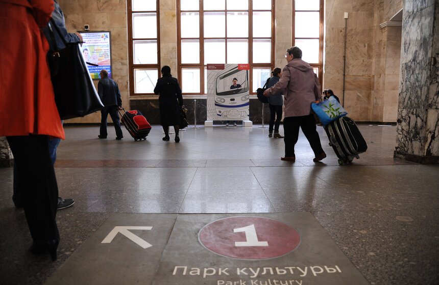 На "Парке Культуры" появились тантамарески работников метро 20 фото