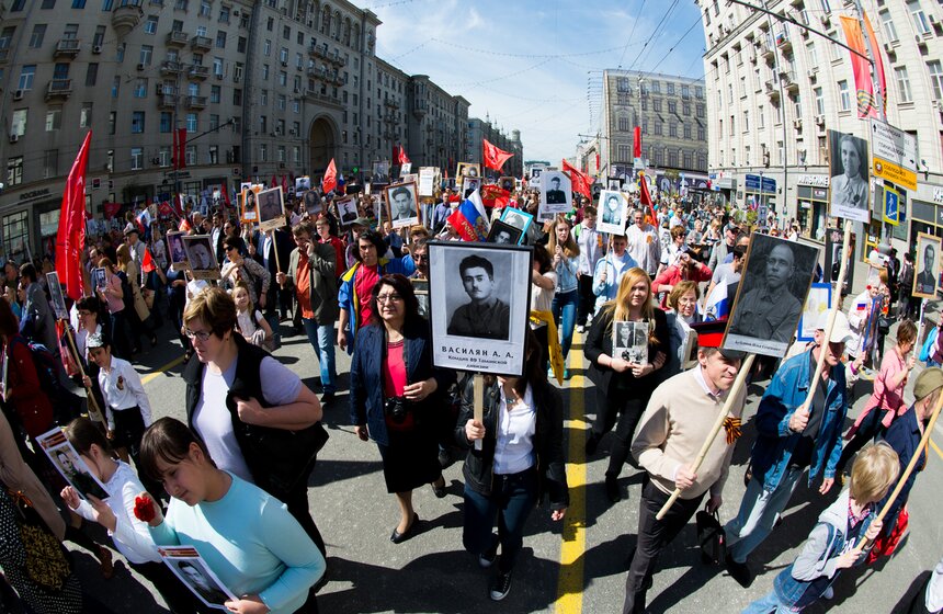 Полмиллиона москвичей прошли по городу с "Бессмертным полком" 29 фото