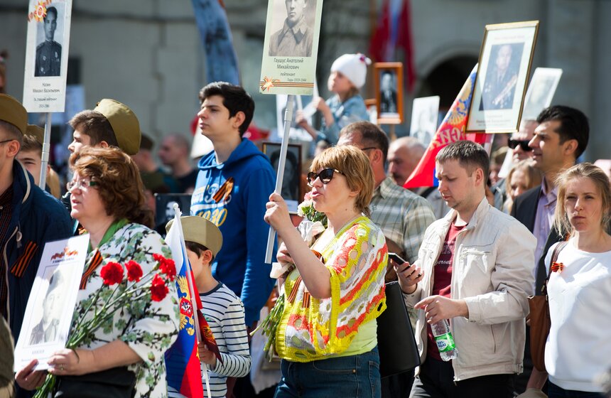Полмиллиона москвичей прошли по городу с "Бессмертным полком" 15 фото