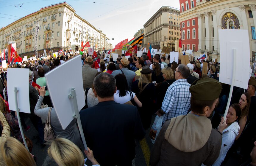 Полмиллиона москвичей прошли по городу с "Бессмертным полком" 25 фото