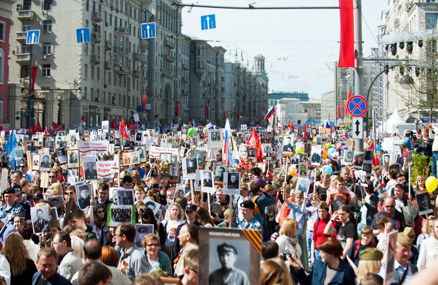 Полмиллиона москвичей прошли по городу с "Бессмертным полком" 19 фото