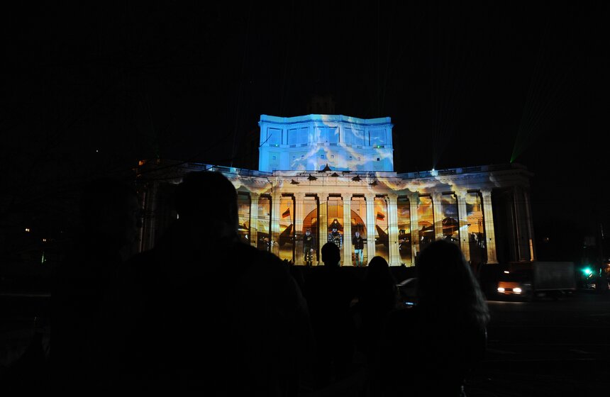 На фасаде театра Российской армии представили световое шоу 3 фото
