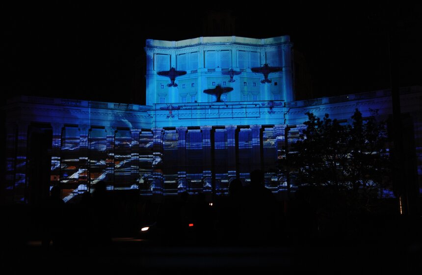 На фасаде театра Российской армии представили световое шоу 7 фото